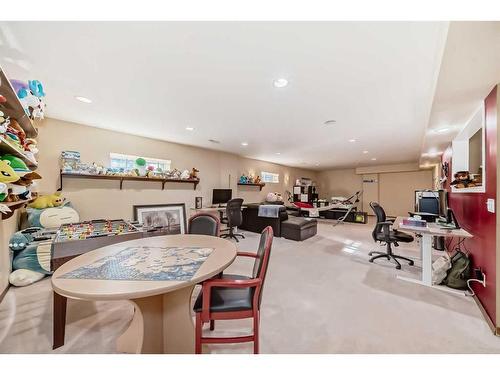 37 Christie Gardens Sw, Calgary, AB - Indoor