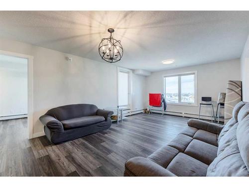 2319-6118 80 Avenue Ne, Calgary, AB - Indoor Photo Showing Living Room