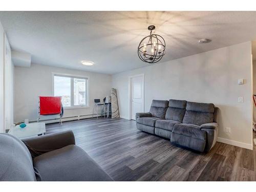 2319-6118 80 Avenue Ne, Calgary, AB - Indoor Photo Showing Living Room