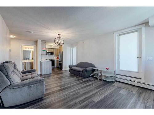 2319-6118 80 Avenue Ne, Calgary, AB - Indoor Photo Showing Living Room