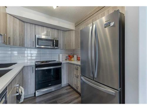 2319-6118 80 Avenue Ne, Calgary, AB - Indoor Photo Showing Kitchen With Stainless Steel Kitchen With Upgraded Kitchen