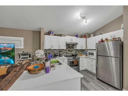 14 Saddlemont Manor Ne, Calgary, AB - Indoor Photo Showing Kitchen With Upgraded Kitchen