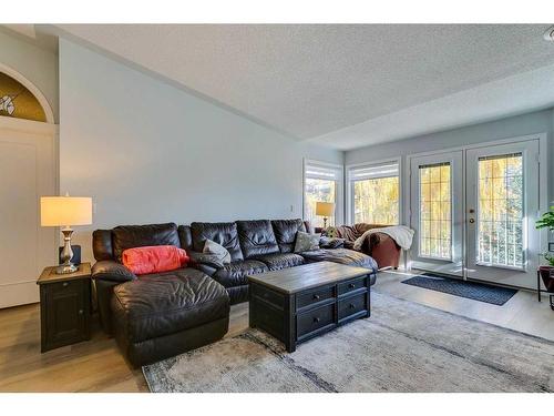 105 Pump Hill Landing Sw, Calgary, AB - Indoor Photo Showing Living Room