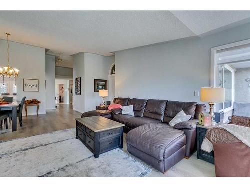 105 Pump Hill Landing Sw, Calgary, AB - Indoor Photo Showing Living Room