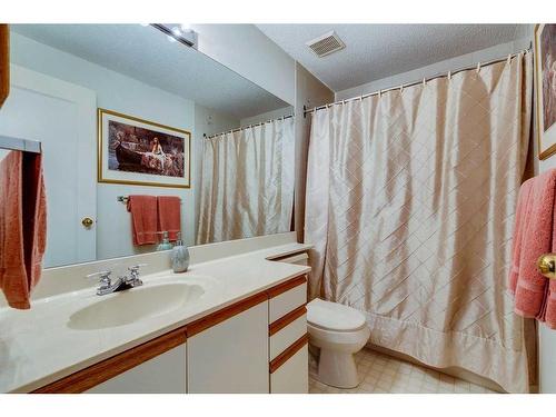 105 Pump Hill Landing Sw, Calgary, AB - Indoor Photo Showing Bathroom