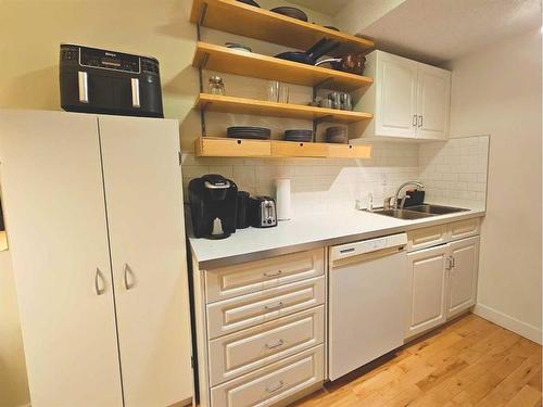 32-5315 53 Avenue Nw, Calgary, AB - Indoor Photo Showing Kitchen With Double Sink