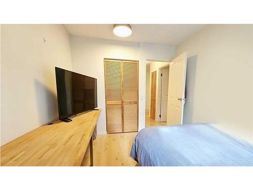 32-5315 53 Avenue Nw, Calgary, AB - Indoor Photo Showing Bedroom