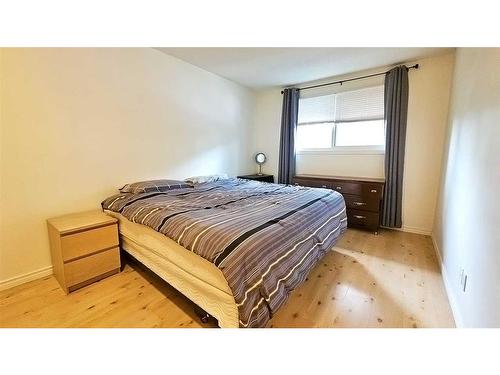 32-5315 53 Avenue Nw, Calgary, AB - Indoor Photo Showing Bedroom