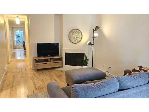 32-5315 53 Avenue Nw, Calgary, AB - Indoor Photo Showing Living Room With Fireplace