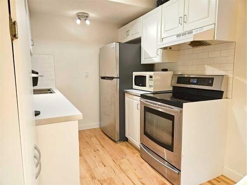 32-5315 53 Avenue Nw, Calgary, AB - Indoor Photo Showing Kitchen