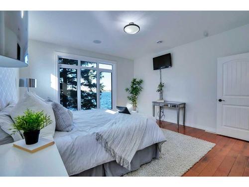 869 East Chestermere Drive, Chestermere, AB - Indoor Photo Showing Bedroom