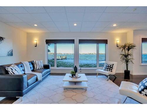 869 East Chestermere Drive, Chestermere, AB - Indoor Photo Showing Living Room