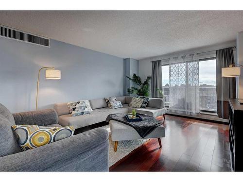 1210-540 14 Avenue Sw, Calgary, AB - Indoor Photo Showing Living Room