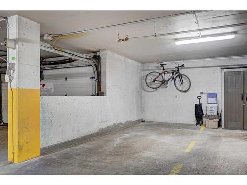 1210-540 14 Avenue Sw, Calgary, AB - Indoor Photo Showing Garage