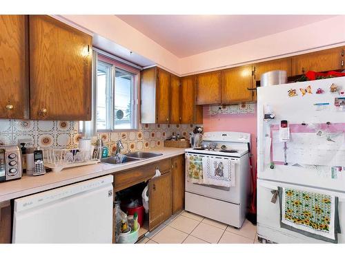 20 Rossburn Crescent Sw, Calgary, AB - Indoor Photo Showing Kitchen With Double Sink