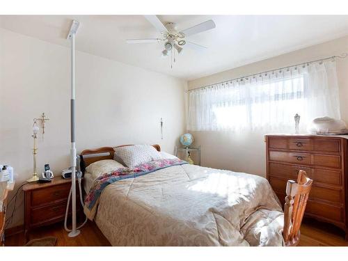 20 Rossburn Crescent Sw, Calgary, AB - Indoor Photo Showing Bedroom