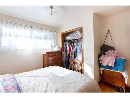 20 Rossburn Crescent Sw, Calgary, AB - Indoor Photo Showing Bedroom