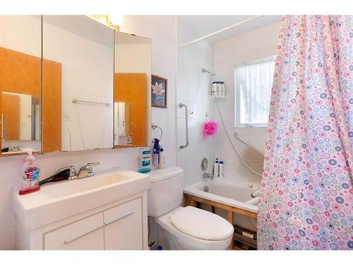 20 Rossburn Crescent Sw, Calgary, AB - Indoor Photo Showing Bathroom