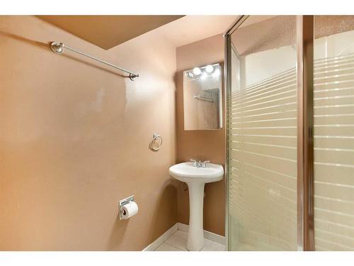 20 Rossburn Crescent Sw, Calgary, AB - Indoor Photo Showing Bathroom