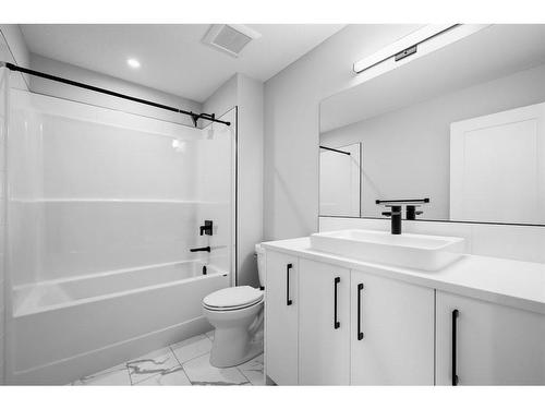 20 Walgrove Place Se, Calgary, AB - Indoor Photo Showing Bathroom