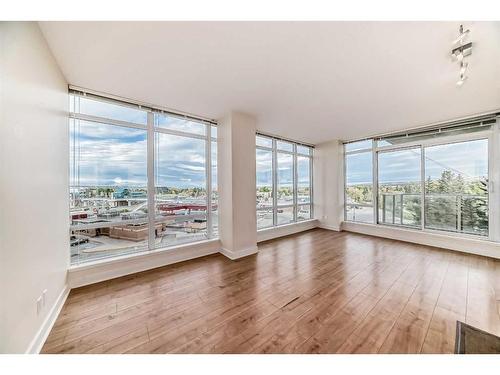 513-30 Brentwood Common Nw, Calgary, AB - Indoor Photo Showing Living Room