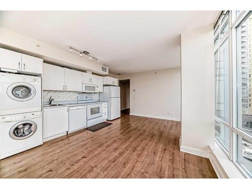 513-30 Brentwood Common Nw, Calgary, AB - Indoor Photo Showing Laundry Room