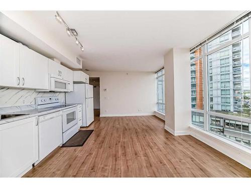 513-30 Brentwood Common Nw, Calgary, AB - Indoor Photo Showing Kitchen