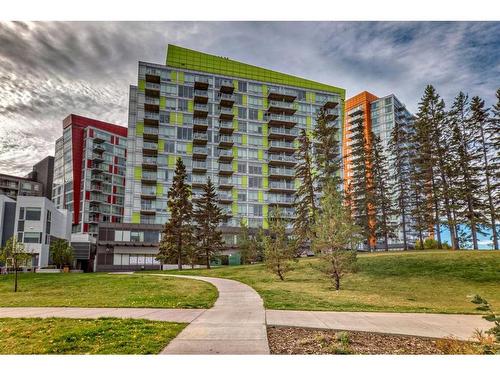 513-30 Brentwood Common Nw, Calgary, AB - Outdoor With Facade