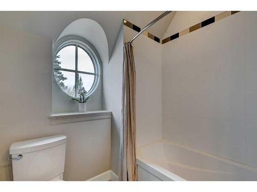 3120 5A Street Nw, Calgary, AB - Indoor Photo Showing Bathroom