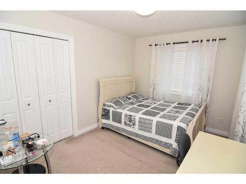 48 Sherwood Gate Nw, Calgary, AB - Indoor Photo Showing Bedroom