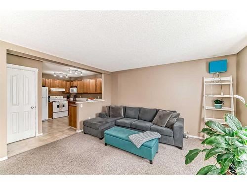 149 Bayside Point Sw, Airdrie, AB - Indoor Photo Showing Living Room