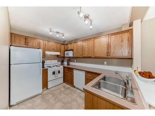 149 Bayside Point Sw, Airdrie, AB - Indoor Photo Showing Kitchen With Double Sink