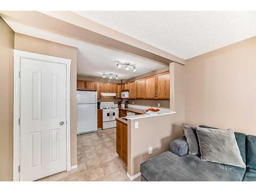 149 Bayside Point Sw, Airdrie, AB - Indoor Photo Showing Kitchen