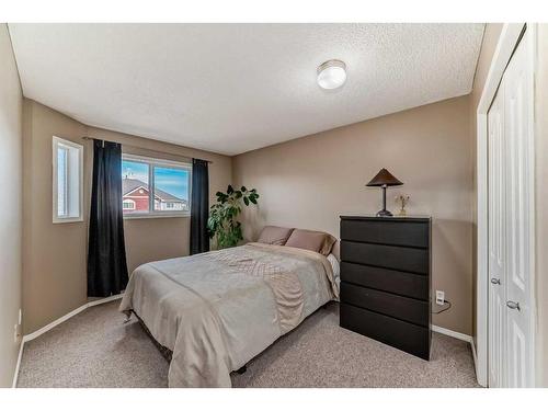 149 Bayside Point Sw, Airdrie, AB - Indoor Photo Showing Bedroom