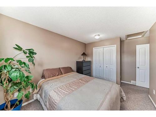 149 Bayside Point Sw, Airdrie, AB - Indoor Photo Showing Bedroom