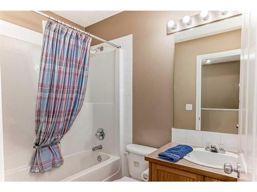 149 Bayside Point Sw, Airdrie, AB - Indoor Photo Showing Bathroom