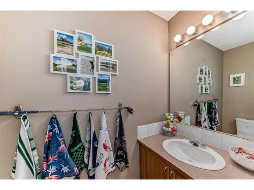 149 Bayside Point Sw, Airdrie, AB - Indoor Photo Showing Bathroom