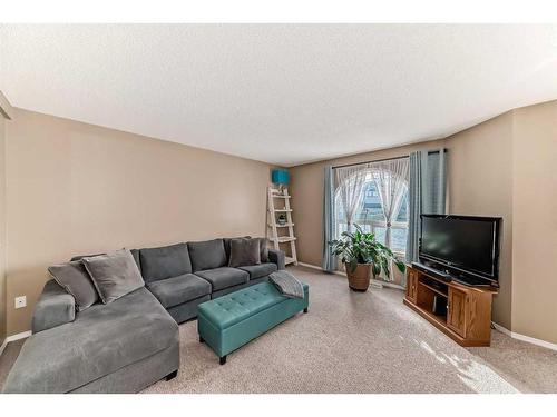 149 Bayside Point Sw, Airdrie, AB - Indoor Photo Showing Living Room