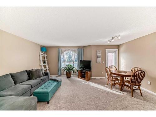 149 Bayside Point Sw, Airdrie, AB - Indoor Photo Showing Living Room