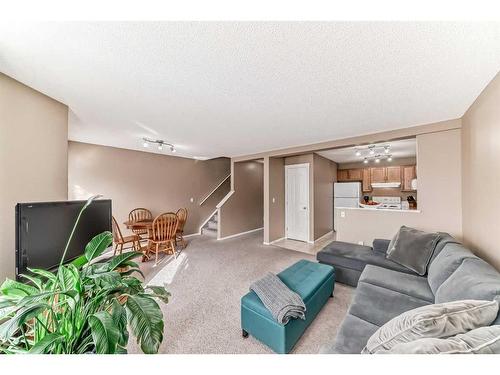 149 Bayside Point Sw, Airdrie, AB - Indoor Photo Showing Living Room