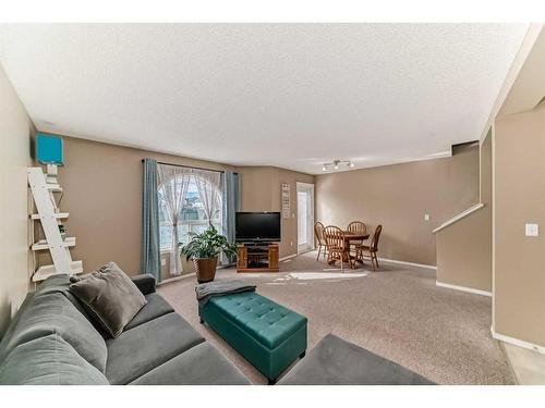 149 Bayside Point Sw, Airdrie, AB - Indoor Photo Showing Living Room