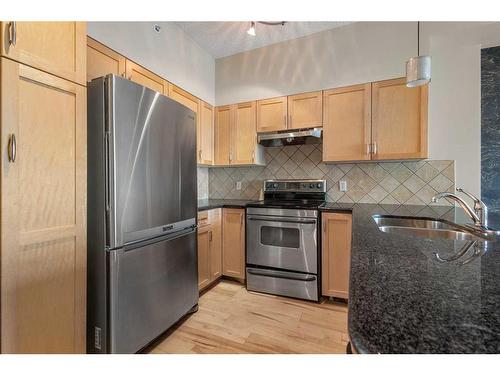 806-205 Riverfront Avenue Sw, Calgary, AB - Indoor Photo Showing Kitchen With Double Sink