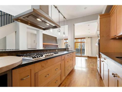 2237 20 Avenue Sw, Calgary, AB - Indoor Photo Showing Kitchen