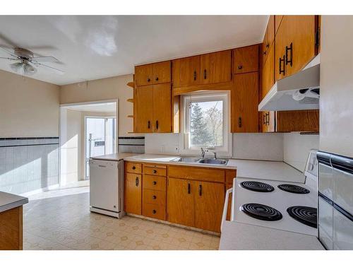 1208 Bellevue Avenue Se, Calgary, AB - Indoor Photo Showing Kitchen With Double Sink