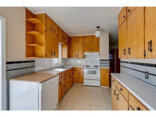 1208 Bellevue Avenue Se, Calgary, AB - Indoor Photo Showing Kitchen With Double Sink