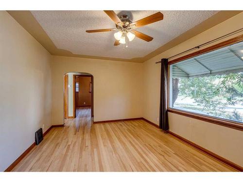 1208 Bellevue Avenue Se, Calgary, AB - Indoor Photo Showing Other Room