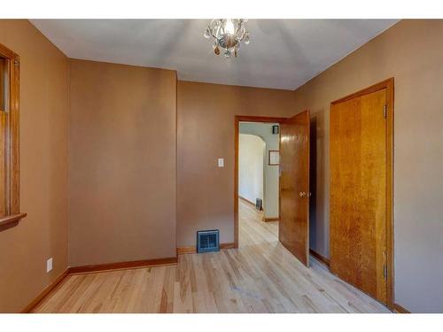 1208 Bellevue Avenue Se, Calgary, AB - Indoor Photo Showing Other Room