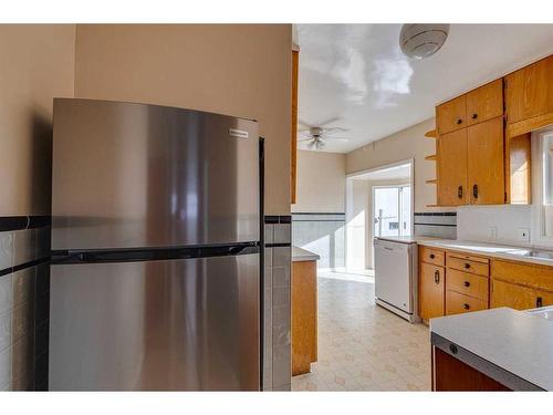 1208 Bellevue Avenue Se, Calgary, AB - Indoor Photo Showing Kitchen