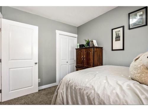 52 Hazelwood Crescent Sw, Calgary, AB - Indoor Photo Showing Bedroom