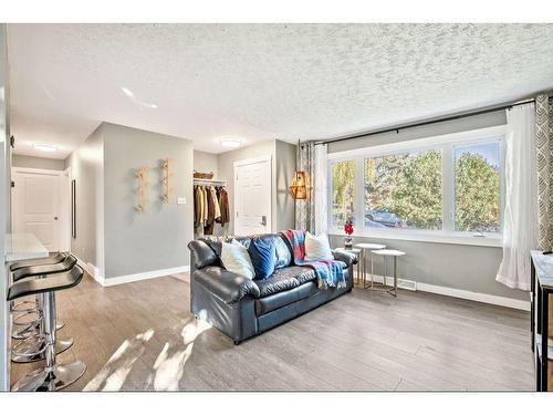 52 Hazelwood Crescent Sw, Calgary, AB - Indoor Photo Showing Living Room